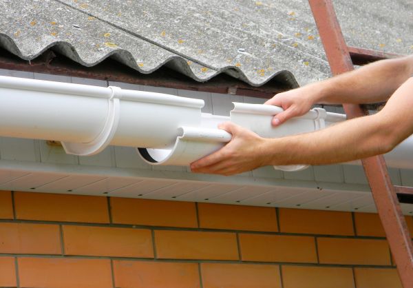 Gutter Hanging in Jacksonville
